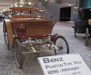 Immerhin zwei Jahre jünger als Liebiegs Fahrzeug ist dieser Mercedes Benz aus dem Baujahr 1896.